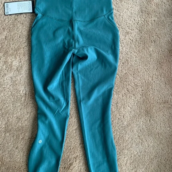 ⚠️⬇️⬇️NEW Lululemon size 8 base pace tight 25inch - Picture 4 of 10